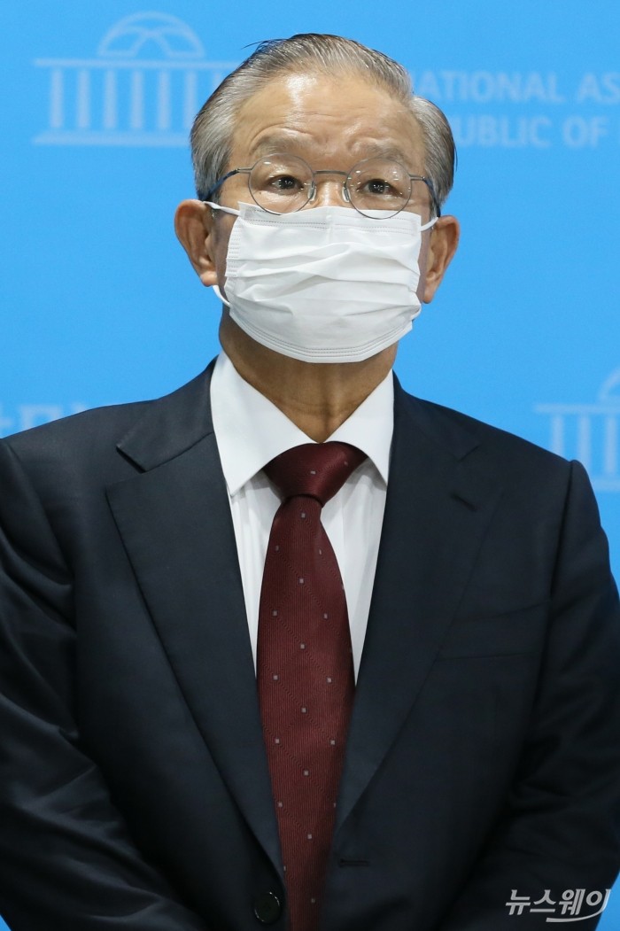 권태신 전국경제인연합회 상근부회장이 6일 오전 서울 여의도 국회 소통관에서 열린 노동조합법 개정안 반대 공동 기자회견을 마친 직후 취재진의 질문을 듣고 있다. 강민석 기자 kms@