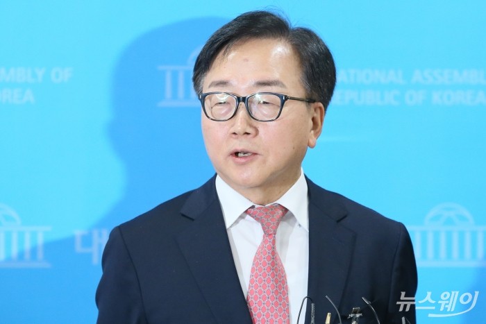 이동근 한국경영자총협회 상근부회장이 6일 오전 서울 여의도 국회 소통관에서 열린 노동조합법 개정안 반대 공동 기자회견을 마친 직후 취재진의 질문에 답하고 있다. 강민석 기자 kms@