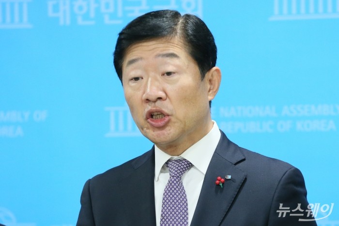 우태희 대한상공회의소 상근부회장이 6일 오전 서울 여의도 국회 소통관에서 열린 노동조합법 개정안 반대 공동 기자회견을 마친 직후 취재진의 질문에 답하고 있다. 강민석 기자 kms@