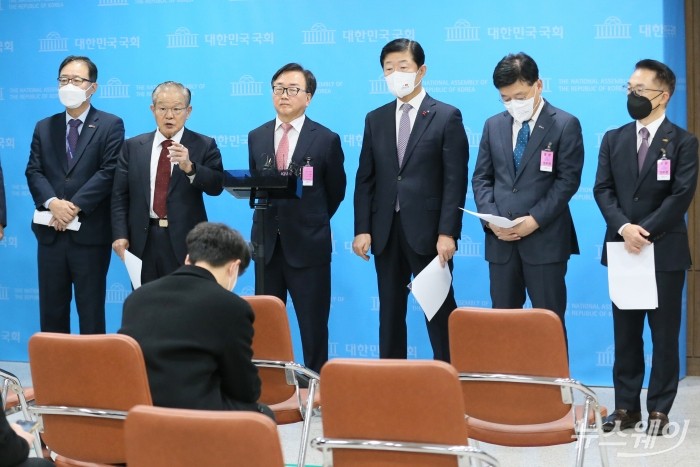 권태신 전국경제인연합회 상근부회장(왼쪽 두 번째)이 6일 오전 서울 여의도 국회 소통관에서 열린 노동조합법 개정안 반대 공동 기자회견을 마친 직후 취재진의 질문에 답하고 있다. <br />
사진은 정윤모 중소기업중앙회 상근부회장(왼쪽부터), 권태신 전국경제인연합회 상근부회장, 이동근 한국경영자총협회 상근부회장, 우태희 대한상의 상근부회장, 정윤모 중소기업중앙회 상근부회장, 이호준 중견기업연합회 상근부회장. 강민석 기자 kms@