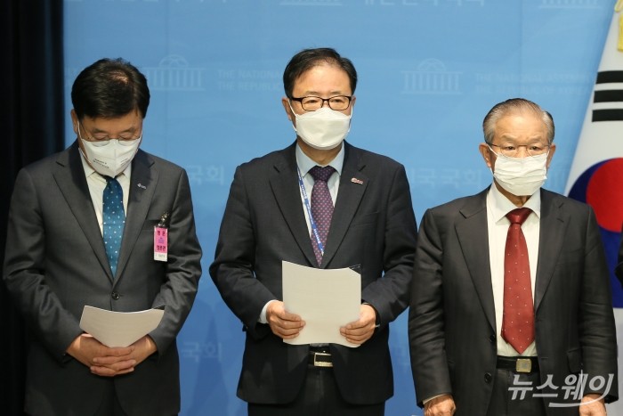 정만기 한국무역협회 상근부회장, 정윤모 중소기업중앙회 상근부회장, 이동근 한국경영자총협회 상근부회장이 6일 오전 서울 여의도 국회 소통관에서 열린 노동조합법 개정안 반대 공동 기자회견에 참석해 있다. 강민석 기자 kms@
