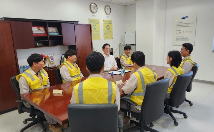 이재용 회장이 UAE 원전 건설 현장에서 근무하고 있는 직원들과 간담회를 하고 있다. 사진=삼성전자 제공