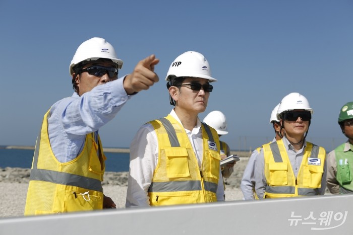 이재용 회장이 UAE 바라카 건설현장을 찾은 모습. 사진=삼성전자 제공