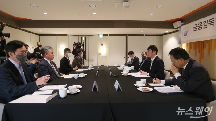 금융감독원장-연구기관장 간담회가 7일 오전 서울 중구 뱅커스 클럽에서 열린 가운데 이복현 금융감독원 원장, 박래정 LG경영연구원 부문장, 안철경 보험연구원 원장, 박종규 한국금융연구원 원장, 신진영 자본시장연구원 원장, 허용석 현대경제연구원 원장, 김남수 삼성글로벌리서치 부사장 등이 자리하고있다. 사진= 강민석 기자 kms@newsway.co.kr