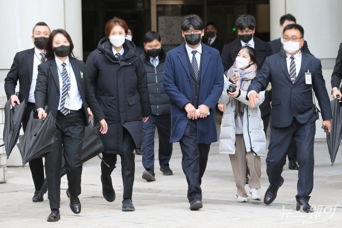 자전거래 및 시세조작 혐의를 받고 있는 송치형 두나무 의장이 7일 오후 서울 서초구 서울고등법원에서 열린 2심 선고공판을 마친 직후 취재진의 질문을 듣고 있다. 사진=강민석 기자 kms@newsway.co.kr