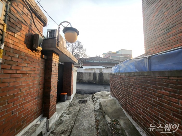 이문2구역은 모든 도로가 차량 진입이 어려울 정도로 좁은 길목이었고 이러한 이유 때문에 신축빌라를 짓고 싶어도 못 지었다. 때문에 이문2구역은 노후도가 거의 100%나 다름 없는 '재개발 순금' 지역으로도 불린다. 사진 = 김소윤 기자