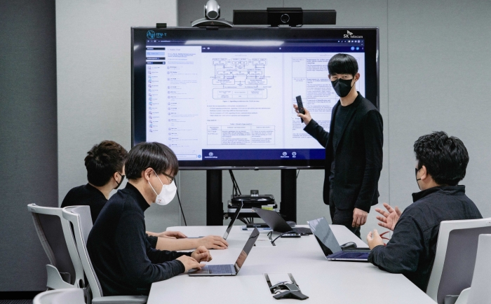 이종민 SKT 미래 R&D 담당(오른쪽 두번째)이 SKT 연구원들과 UAM 연동 기술 표준화를 위한 내부 회의를 하고 있는 모습. 사진=SK텔레콤 제공