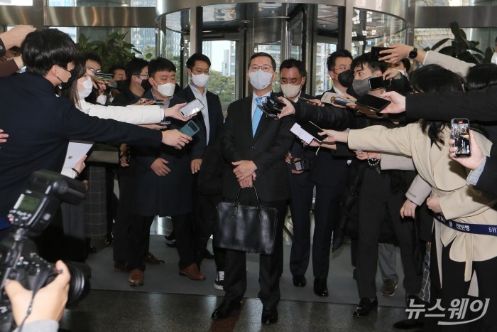 임영진 신한카드 사장이 8일 오전 서울 중구 신한은행 본점에서 열린 신한금융지주 회장후보추천위원회에서 차기 회장 심층면접에 앞서 취재진의 질문에 답하고 있다. 사진=강민석 기자 kms@newsway.co.kr