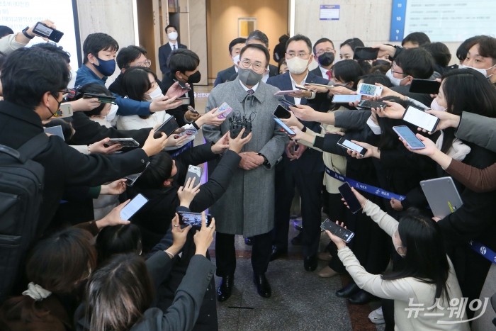 차기 신한금융지주 회장에 조용병 회장이 연임할 것이라는 예상을 깨고 진옥동 신한은행장이 후보로 내정된 8일 오후 서울 중구 신한은행 본점에서 조 회장이 용퇴 배경 등을 설명하고 있다. 강민석 기자 kms@newsway.co.kr