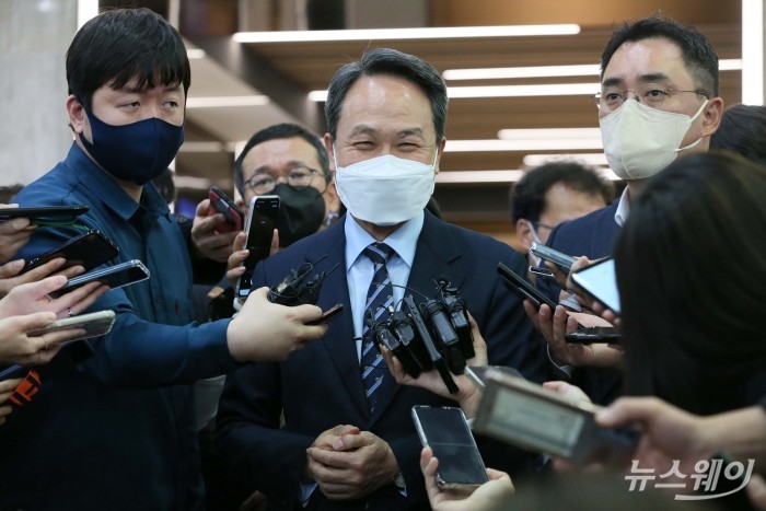 차기 신한금융지주 회장에 진옥동 신한은행장이 내정된 8일 오후 서울 중구 신한은행 본점에서 소감을 밝히고 있다. 사진=강민석 기자 kms@newsway.co.kr