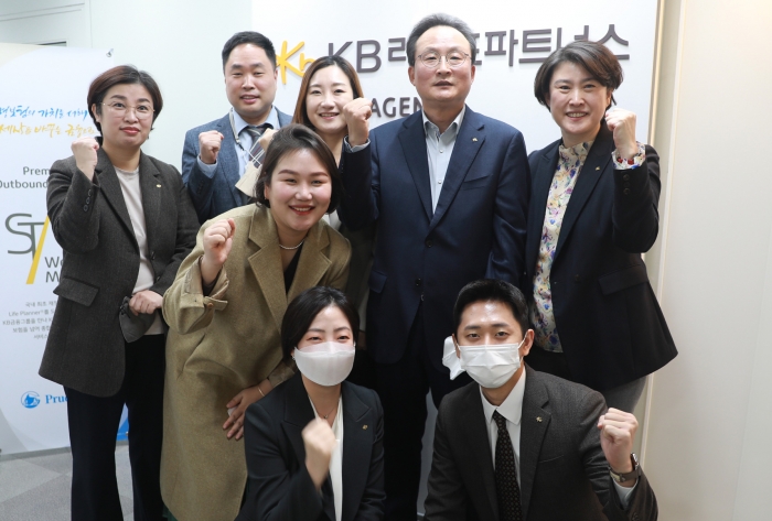 이환주(윗줄 오른쪽에서 두 번째) KB라이프생명 대표이사 후보가 지난 8일 KB라이프파트너스의 주요 지점에 방문해 임직원들을 격려하며 기념사진을 촬영하고 있다. 사진=푸르덴셜생명
