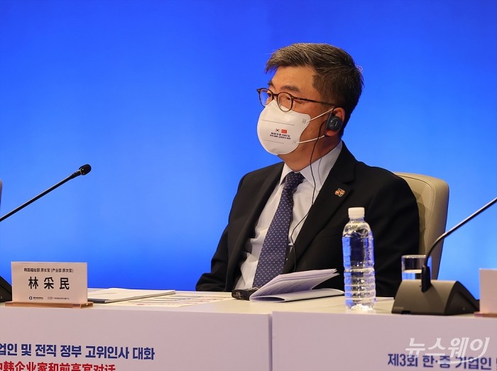 임채민 전 보건복지부 장관이 12일 서울 중구 대한상공회의소에서 열린 '제3회 한중 기업인 및 전직 정부 고위 인사 대화'에서 리커창 중국 국무원 총리의 축사를 듣고 있다. 이수길 기자 Leo2004@newway.co.kr