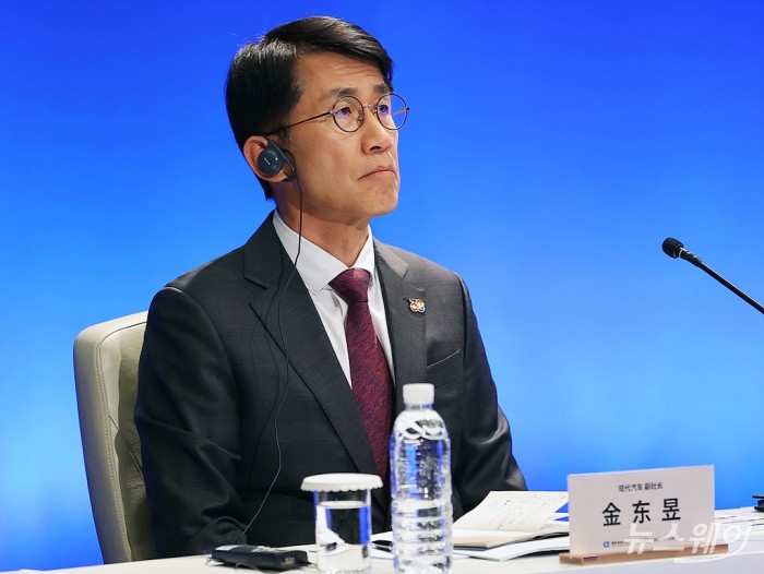 김동욱 현대자동차 부사장이 12일 서울 중구 대한상공회의소에서 열린 '제3회 한중 기업인 및 전직 정부 고위 인사 대화'에서 리커창 중국 국무원 총리의 축사를 듣고 있다. 이수길 기자 Leo2004@newway.co.kr