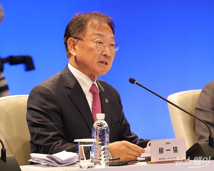 한중 기업인 및 전직 정부 고위인사 대화가 12일 서울 중구 대한상공회의소 국제회의시에서 베이징 간 영상회의로 진행된 가운데 유일호 위원장(전 부총리)가 인사말을 하고 있다. 이수길 기자 Leo2004@newway.co.kr