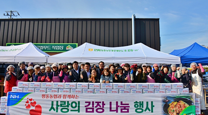 (사진)가운데 남성 3명 중 왼쪽부터 김익찬 조합장, 고성신 본부장