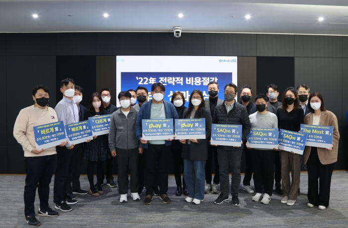 문동권 신한카드 경영기획그룹장 부사장과 각 과제를 수행한 직원들이 13일 전략적 비용절감 성과 시상식에 참석해 기념촬영을 하고 있다. 사진=신한카드