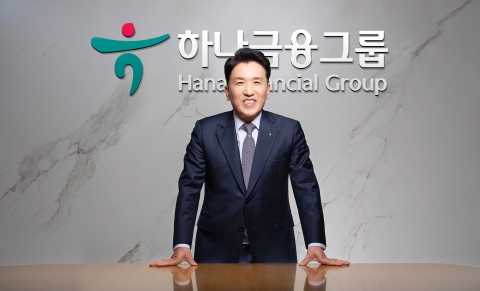 함영주 회장의 탕평책...친정체제 구축보다 내부화합 힘줬다