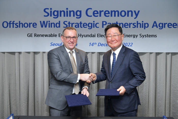 현대일렉트릭 조석 사장(오른쪽)과 GE리뉴어블에너지 오프쇼어윈드(Offshore Wind) 파브리스 케모간트(Fabrice Kermorgant) 최고커머셜책임자(CCO)가 14일 해상풍력시장 진출을 위한 전략적 파트너십 체결 후 기념촬영을 하고 있다. 사진=현대일렉트릭 제공