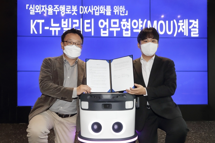 KT가 뉴빌리티와 실외 자율주행 로봇 사업 확산을 위한 준비에 나선다. 이상호 KT AI Robot사업단장(왼쪽)과 이상민 뉴빌리티 대표(오른쪽)가 기념사진 촬영하는 모습. 사진=KT 제공