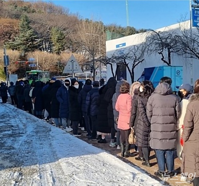 16일 본지가 모델하우스 현장에 와 보니 예비 청약자들이 한 겨울에도 오픈 시간인 10시 전부터 이미 나와서 대기할 정도로 관심이 뜨거운 모습이었다.