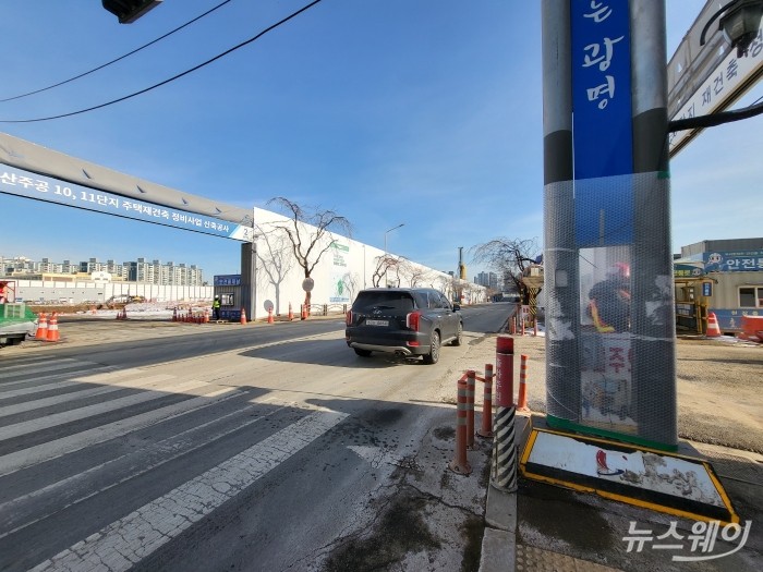 철산자이 더 헤리티지(철산 주공 8,9단지) 바로 앞 인근에는 철산 주공 10, 11단지 공사가 한창 중이었다. 이 곳 단지의 시공사도 GS건설이다. 사진 = 김소윤 기자