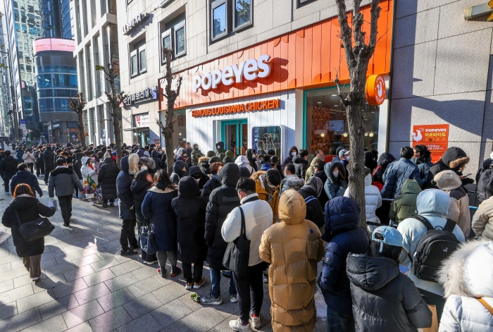 파파이스 강남점 오픈 당일 입장 대기 중인 소비자들. 사진=파파이스 제공