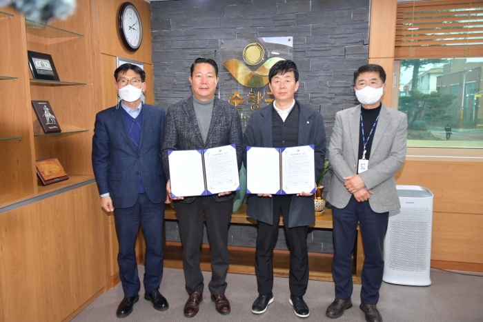 왼쪽부터 순창군청 도광택 농촌개발과장, 순창군수 최영일, 사학연금 대전센터장 송흥수, 순창군청 주태진 1사1촌 팀장