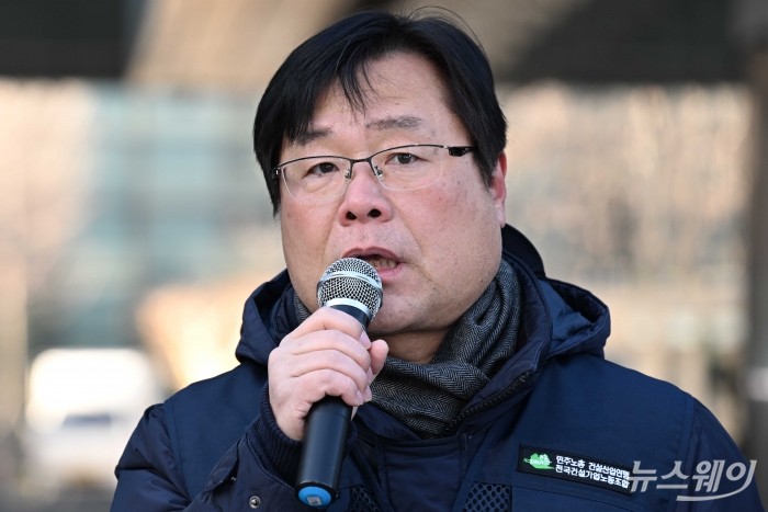 홍순관 전국건설기업노동조합 위원장이 20일 오전 서울 여의도 금융감독원 앞에서 열린 한국테크놀로지의 전환사채 거래 및 주가조작 의혹 금감원 조사 요구 기자회견에서 발언을 하고 있다. 사진=강민석 기자 kms@newsway.co.kr