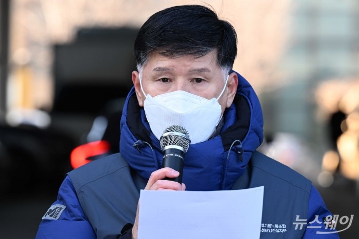 함세종 전국건설기업노동조합 대우조선해양건설지부장이 20일 오전 서울 여의도 금융감독원 앞에서 열린 한국테크놀로지의 전환사채 거래 및 주가조작 의혹 금감원 조사 요구 기자회견에서 발언을 하고 있다. 사진=강민석 기자 kms@newsway.co.kr