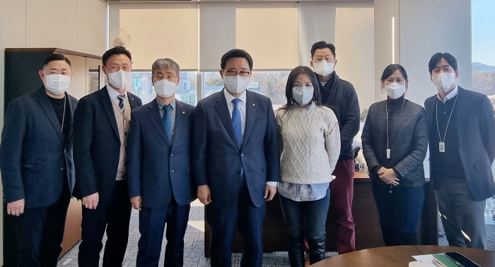 농수산식품유통공사 K-푸드 수출간담회, 김춘진 한국농수산식품유통공사 사장(좌측 4번째), 이경애 식품글로벌사업 총괄 전무(좌측 5번째)
