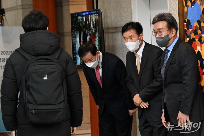 (왼쪽부터)제6대 한국금융투자협회 회장 선거 후보인 서유석 전 미래에셋자산운용 사장, 김해준 전 교보증권 대표, 서명석 전 유안타증권 사장이 23일 오후 서울 여의도 한국금융투자협회에서 열린 2022년도 한국금융투자협회 제1차 임시총회에 앞서 유권자에게 인사를 하고 있다. 사진=강민석 기자 kms@newsway.co.kr