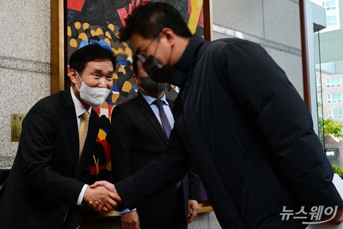 제6대 한국금융투자협회 회장 선거 후보인 김해준 전 교보증권 대표가 23일 오후 서울 여의도 한국금융투자협회에서 열린 2022년도 한국금융투자협회 제1차 임시총회에 앞서 유권자와 악수를 하고 있다. 사진=강민석 기자 kms@newsway.co.kr