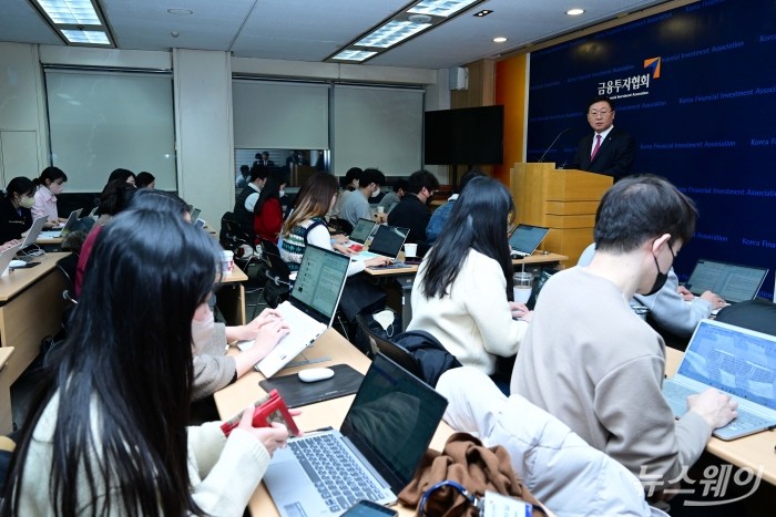 나재철 금융투자협회 회장이 23일 오후 서울 여의도 한국금융투자협회에서 열린 2022년도 한국금융투자협회 제1차 임시총회를 마치고 제6대 한국금융투자협회 회장 선출 결과를 발표하고 있다. 사진=강민석 기자 kms@newsway.co.kr