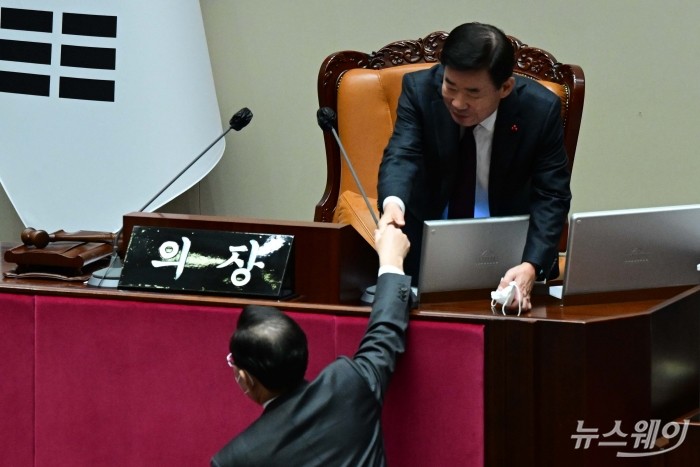 김진표 국회의장과 주호영 국민의힘 원내대표가 24일 새벽 서울 국회에서 열린 제401회 국회(임시회) 제3차 본회의를 마치고 악수하고 있다. 사진=강민석 기자 kms@newsway.co.kr