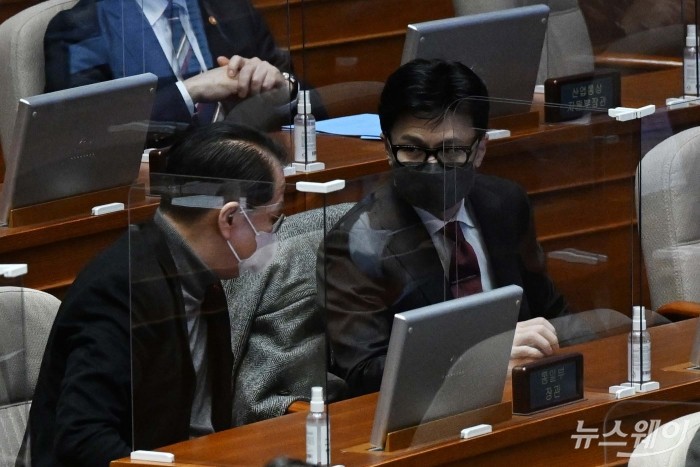 한동훈 법무부 장관(오른쪽)과 권영세 통일부 장관이 24일 새벽 서울 국회에서 열린 제401회 국회(임시회) 제3차 본회의에서 대화하고 있다. 사진=강민석 기자 kms@newsway.co.kr