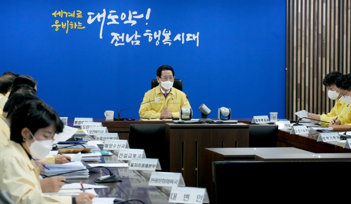 김영록 전라남도지사가 26일 도청 재난종합상황실에서 대설‧한파 피해상황 보고회의를 열고 있다.