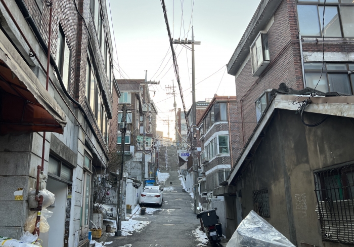 공공재개발이 추진 중인 마포구 아현1구역은 경사면에 주택이 지어져 '반지하'로만 1~3층을 가진 주택이 700여 채로 많다. 사진=장귀용 기자