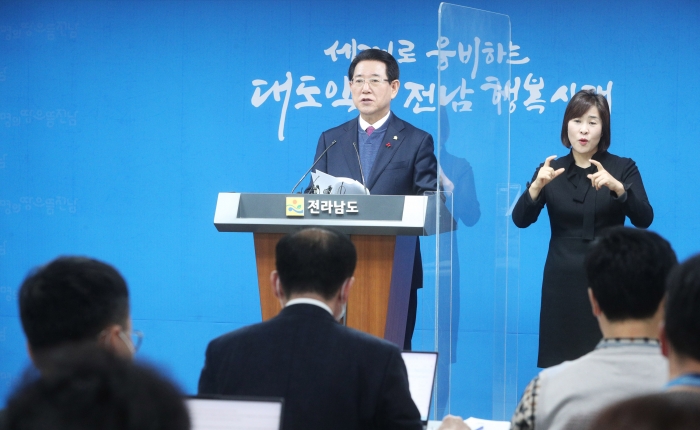김영록 전라남도지사가 27일 2022년 송년 기자간담회를 갖고 올해 주요 성과와 2023년 도정 방향을 발표하고 있다.