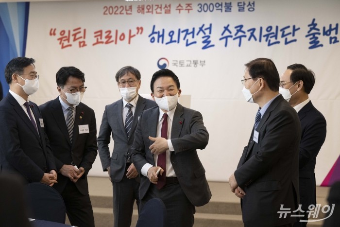원희룡 국토교통부 장관과 건설기업 대표들이 28일 오전 서울 중구 프레지던트호텔에서 열린 해외건설 수주지원단 출범식에서 대화를 있다. 사진=강민석 기자 kms@newsway.co.kr