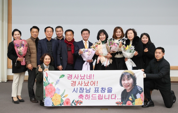 정인화 광양시장이 30일 시정발전 유공 시민 37명에게 표창장을 수여한 뒤 기념촬영하고 있다.