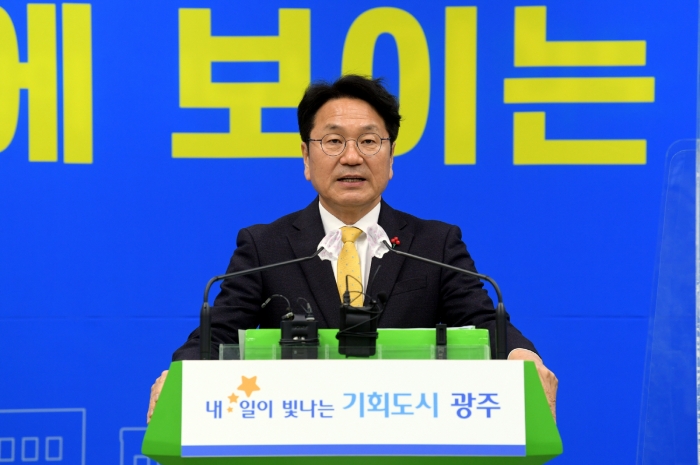 강기정 광주광역시장이 지난 27일 오전 시청 브리핑룸에서 송‧신년 기자회견을 하고 있다. /광주광역시 제공