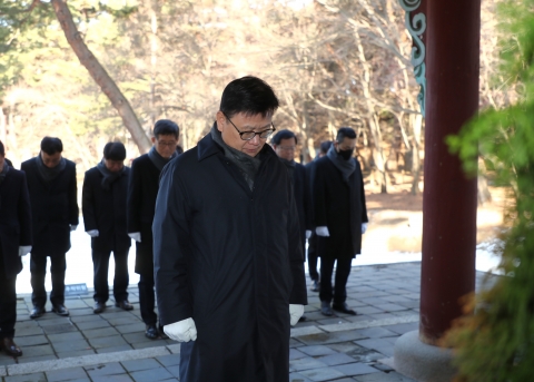 이원덕 우리은행장, 임원진과 홍유릉 참배···"동반성장 힘쓸 것"