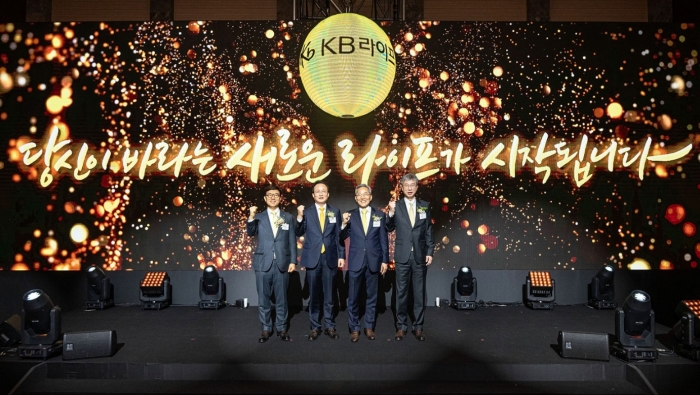 서울 강남 역삼동 KB라이프타워에서 진행된 'KB라이프생명 출범식에서 비전을 선포하고 윤종규 KB금융그룹 회장(오른쪽 두 번째), 허인 KB 금융지주 부회장(오른쪽 첫 번째), 이동철 KB금융지주 부회장(왼쪽 첫 번째), 이환주 KB라이프생명 대표이사 사장(왼쪽 두 번째)이 기념사진을 촬영하고 있다. 사진=KB라이프생명