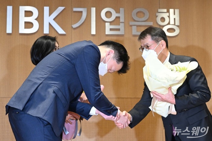김성태 신임 IBK기업은행장이 3일 오전 서울 중구 기업은행 본점에서 열린 취임식에서 직원으로부터 꽃다발을 받은 후 악수를 하고 있다. 사진=강민석 기자 kms@newsway.co.kr