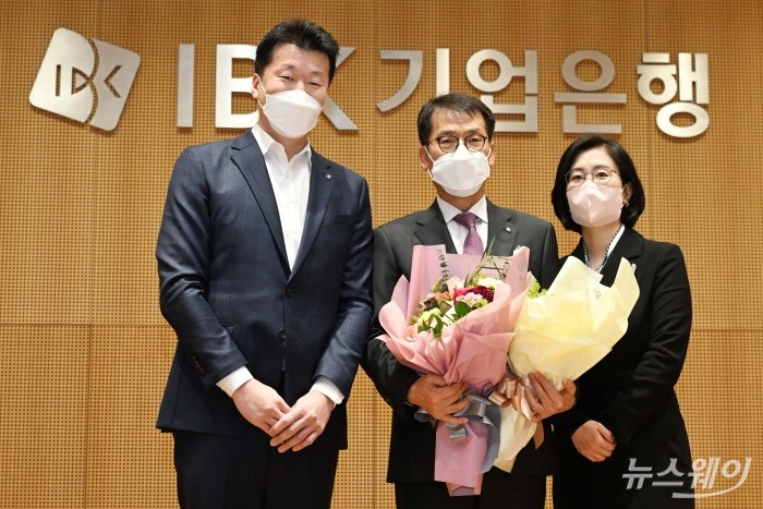 김성태 신임 IBK기업은행장이 3일 오전 서울 중구 기업은행 본점에서 열린 취임식에서 직원들과 기념촬영을 하고 있다. 사진=강민석 기자 kms@newsway.co.kr