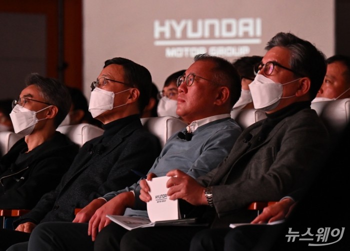 정의선 현대자동차그룹 회장이 3일 오전 경기 화성 남양 현대차·기아 기술연구소 대강당에서 열린 '2023년 현대차그룹 신년회'에 참석해 소개영상을 시청하고 있다. 이수길 기자 Leo2004@newsway.co.kr