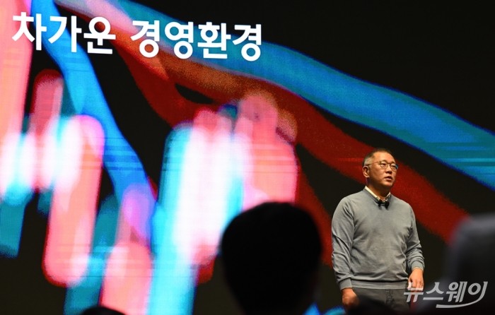 정의선 현대자동차그룹 회장이 3일 오전 경기 화성 남양 현대차·기아 기술연구소 대강당에서 열린 '2023년 현대차그룹 신년회'에서 신년사를 하고 있다. 이수길 기자 Leo2004@newsway.co.kr