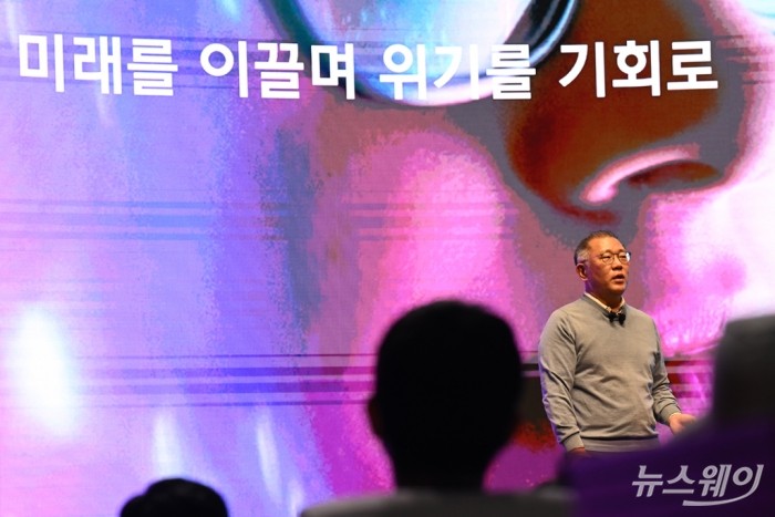 정의선 현대자동차그룹 회장이 3일 오전 경기 화성 남양 현대차·기아 기술연구소 대강당에서 열린 '2023년 현대차그룹 신년회'에서 신년사를 하고 있다. 이수길 기자 Leo2004@newsway.co.kr