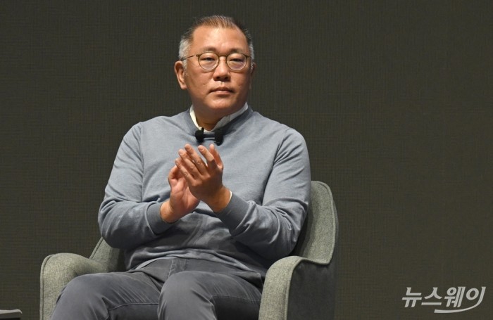 정의선 현대자동차그룹 회장이 3일 오전 경기 화성 남양 현대차·기아 기술연구소 대강당에서 열린 '2023년 현대차그룹 신년회'에서 신년사를 하고 있다. 이수길 기자 Leo2004@newsway.co.kr