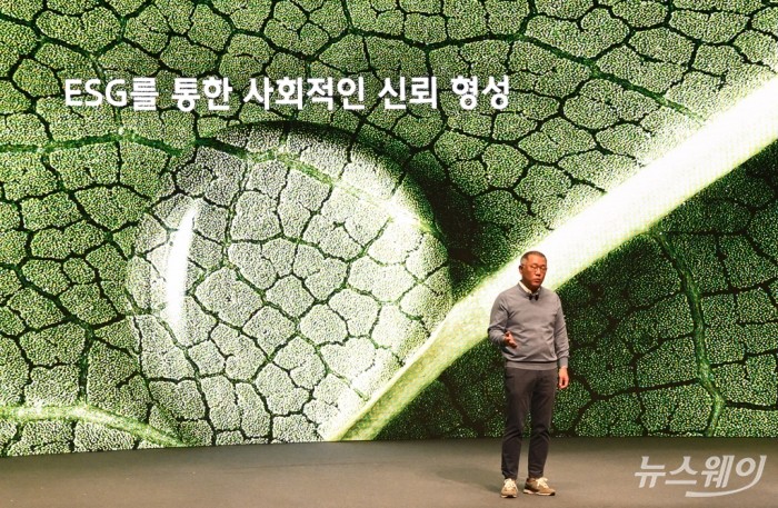 정의선 현대자동차그룹 회장이 3일 오전 경기 화성 남양 현대차·기아 기술연구소 대강당에서 열린 '2023년 현대차그룹 신년회'에서 신년사를 하고 있다. 이수길 기자 Leo2004@newsway.co.kr